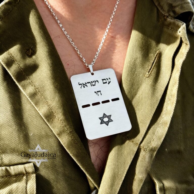 Man wearing the engraved silver IDF dog tag necklace